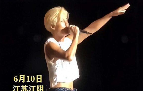尴尬了,吴克群江阴演唱会,穿印有锡锡的衣服,观众怒喊脱了