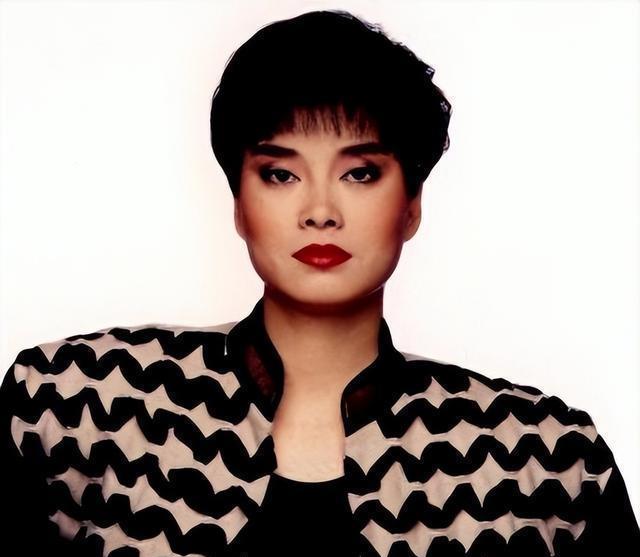 毛阿敏20岁的女儿,竟然是我们熟悉的她!穿红色冲锋衣太好看了