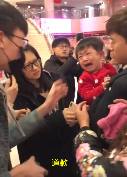 张杰要求对方道歉！演唱现场撞倒小朋友，张杰：年龄不是犯错的理由