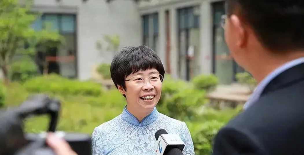 蒙曼这辈子是嫁不出去了!硬伤有两个,一个是岁数;另一个是长相