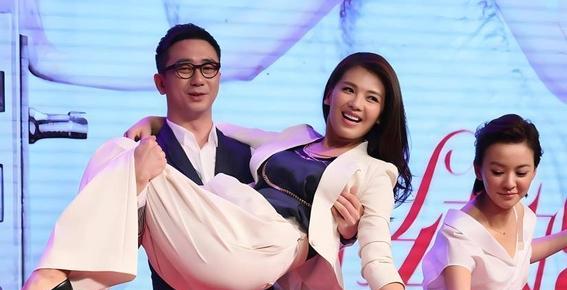 把刘涛抱在怀里,有谁注意到他手上的小动作,人品如何一目了然!