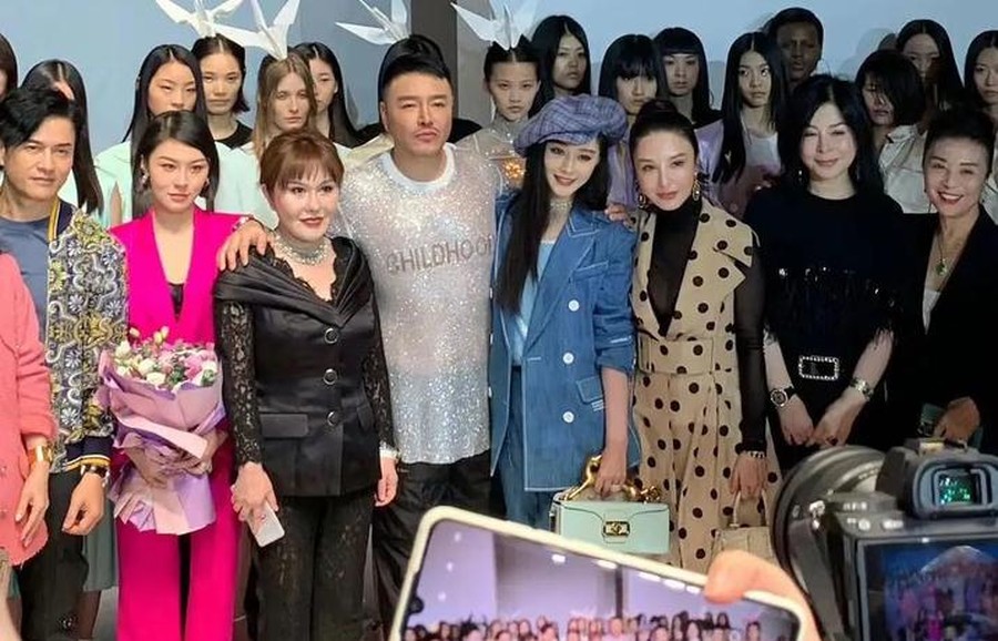 43岁范冰冰跻身马来西亚上流社会,与顶级富豪聚餐,拍照站C位!