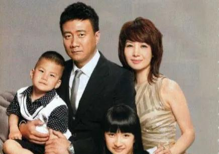 演员卢芳:喝酒拿下胡军,低调恩爱25年,不信丈夫有绯闻