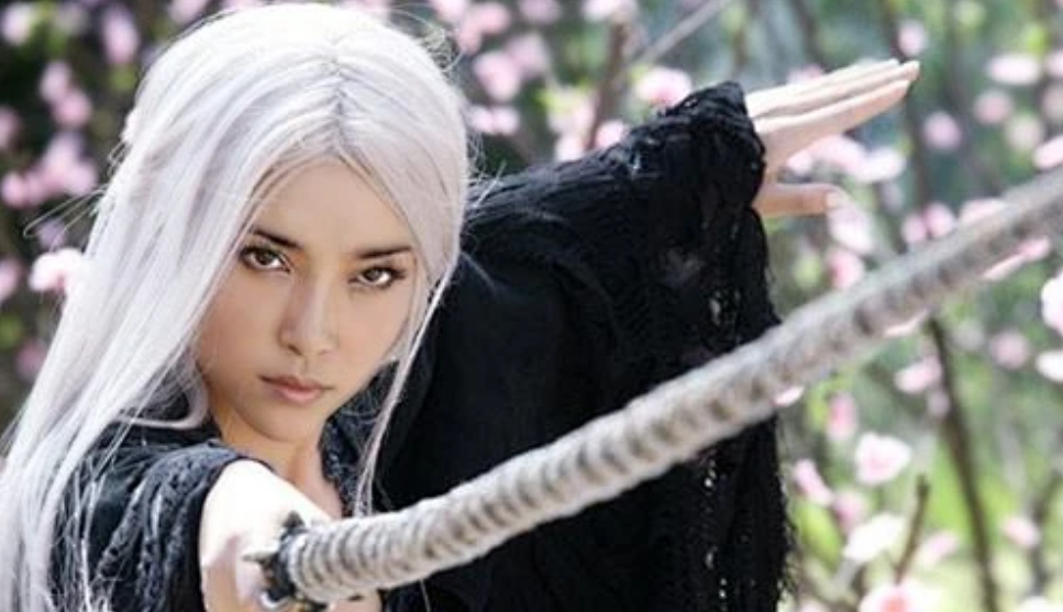 事实证明,销声匿迹两年的李冰冰,早已经走上了另一条大道