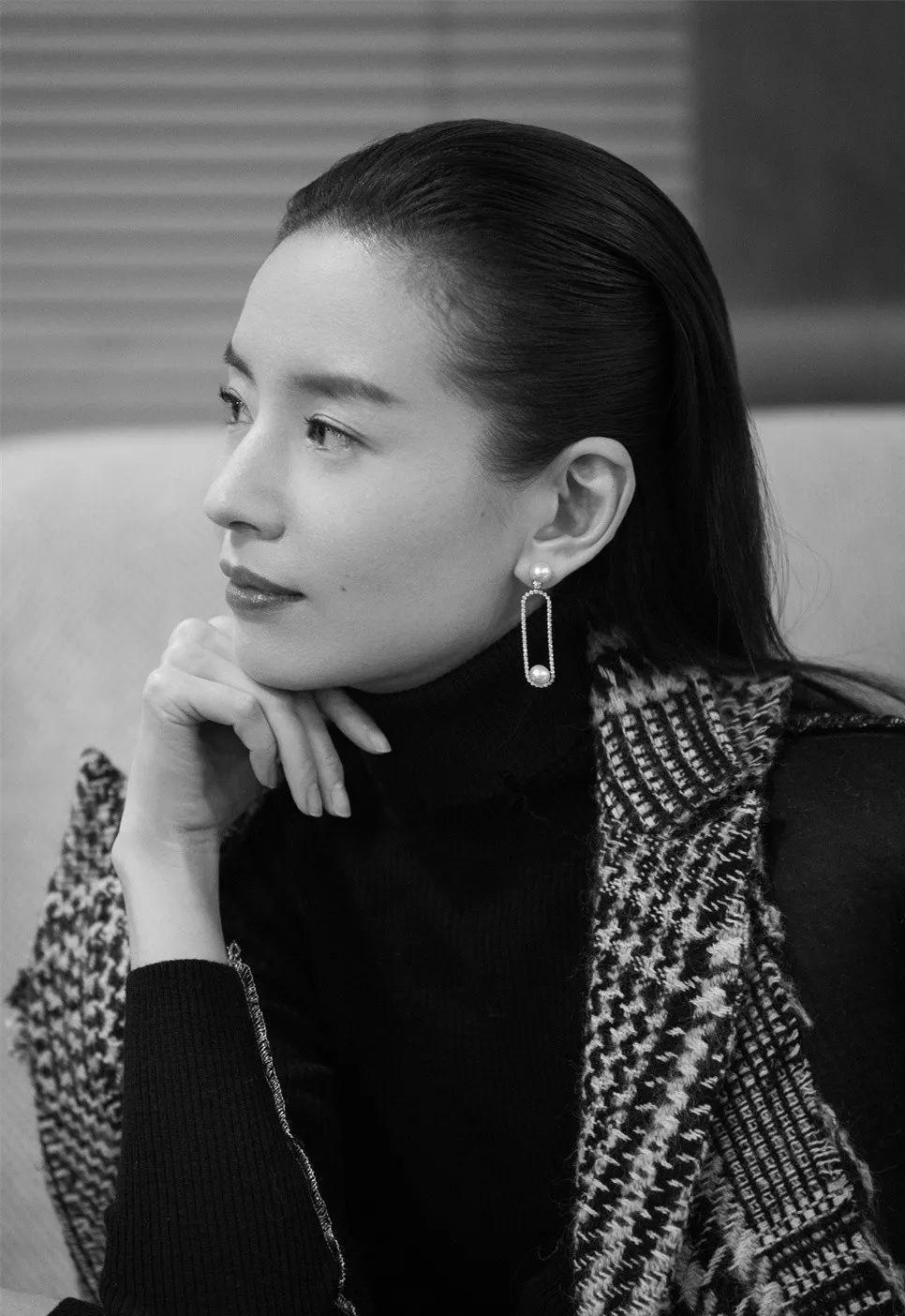 脑门都不敢露就别尬吹美人了,扛得住“大光明”发型,才是真神颜