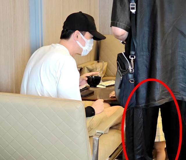 胡歌带妻女游日本,1岁半小茉莉肉乎乎首亮相,坐27万顶级婴儿车