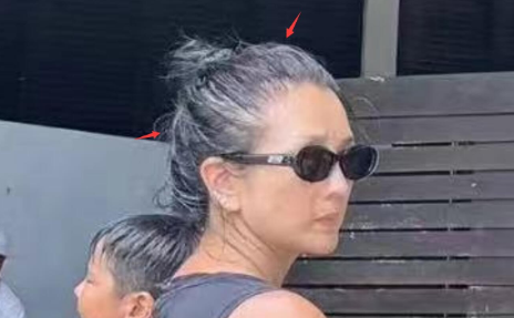 何洁一家五口游玩泰国,38岁的她满头白发,两女儿颜值身材差太大