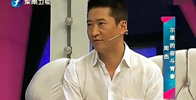 57岁影帝独居生活：受伤不娶妻，大龄未婚明星背后故事