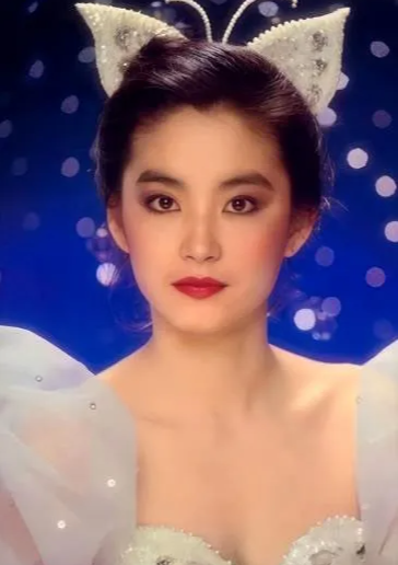 林青霞16岁女儿也太漂亮了！眉眼一模一样，这是娱乐圈颜值最高星二代了吧？