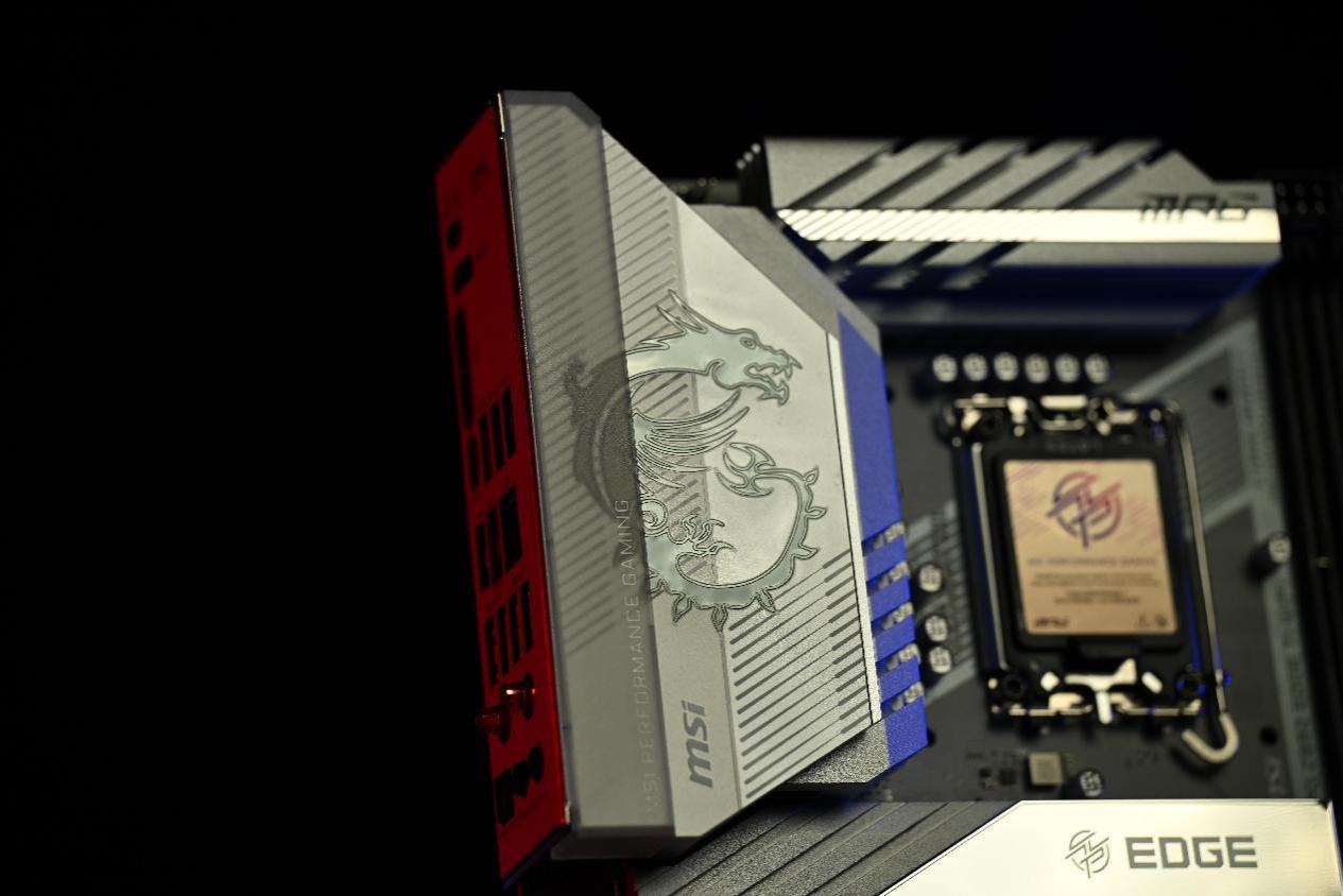 一脚踩爆英特尔的牙膏管：微星Z890刀锋钛开箱，玩命堆新技术？