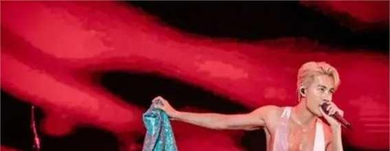 尴尬了,吴克群江阴演唱会,穿印有锡锡的衣服,观众怒喊脱了