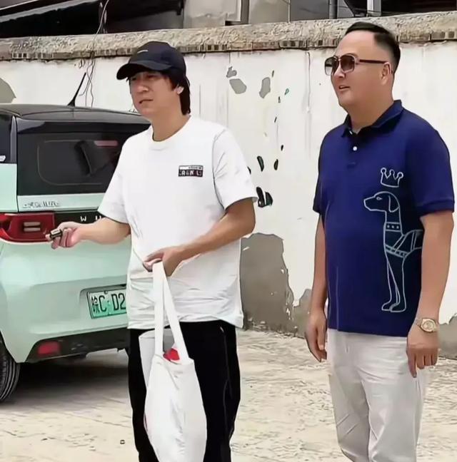 56岁解晓东最新露面！穿399元短袖发型邋遢，背廉价布袋风光不再