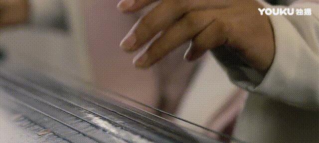 “小丑手”太减分了,这6位女星看脸貌美如花,却被手“拖后腿”