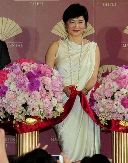 林青霞其实不适合短发!皮肉松弛后显男气,但穿白裙越来越像阔太