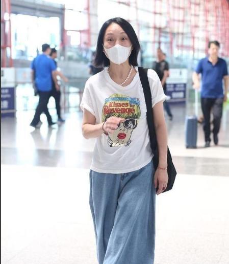 49岁周迅超显年轻!穿背心+七分裤走机场,再戴棒球帽嫩得像24岁