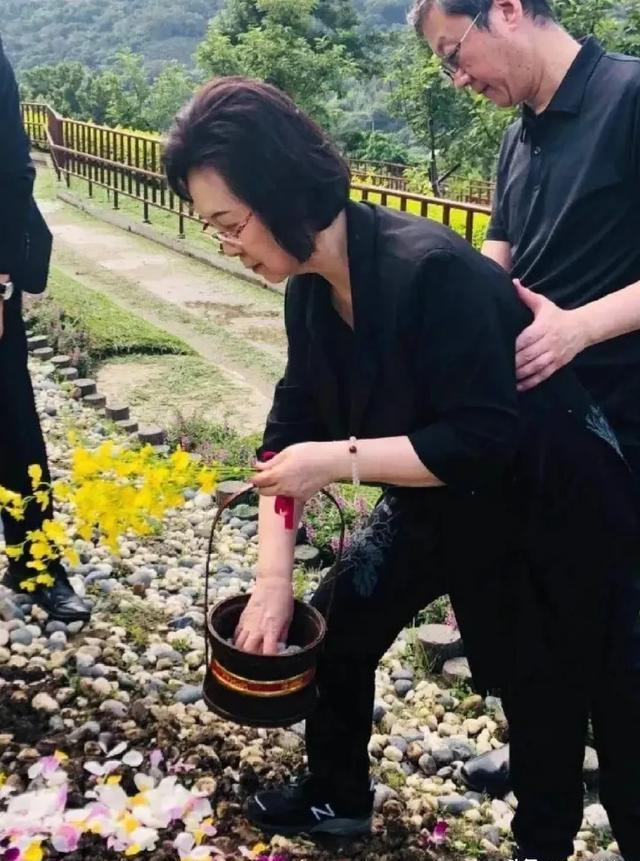琼瑶不拒绝合葬，和平鑫涛葬在一处，不立碑找不到位置，太潇洒了