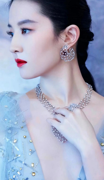 \刘亦菲金鹰奖入围资格遭撤!国籍风波引爆娱乐圈,网友直呼:难以置信!\