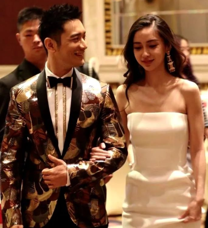 杨幂学叶珂吃蛋糕，韵味神情不到位，网友却说：要不让杨幂也参加培训