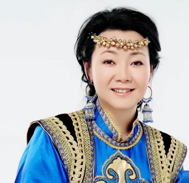 萨日娜：结婚34年只生孩子不做饭，帅气演员丈夫把她宠成宝