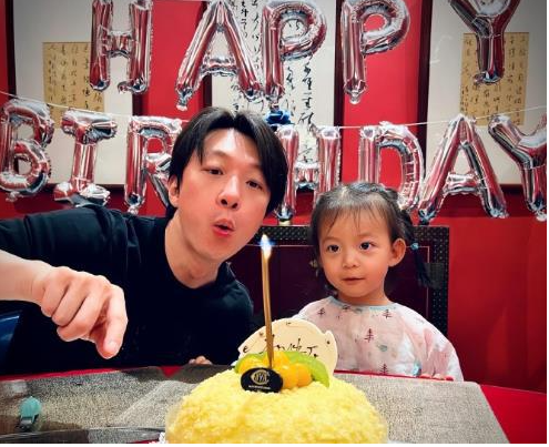 45岁知名主持人陈辰喜当妈，二胎得子心愿达成，一家4口幸福温馨，羡慕一众网友！