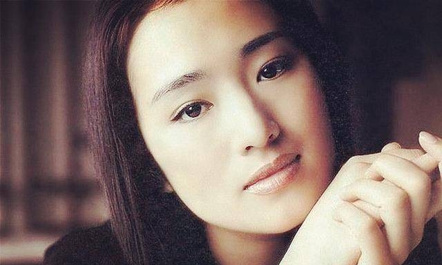 巩俐|她早就不是中国籍了？屡次登上春晚走红，当初嫁给洋老公遭嫌弃