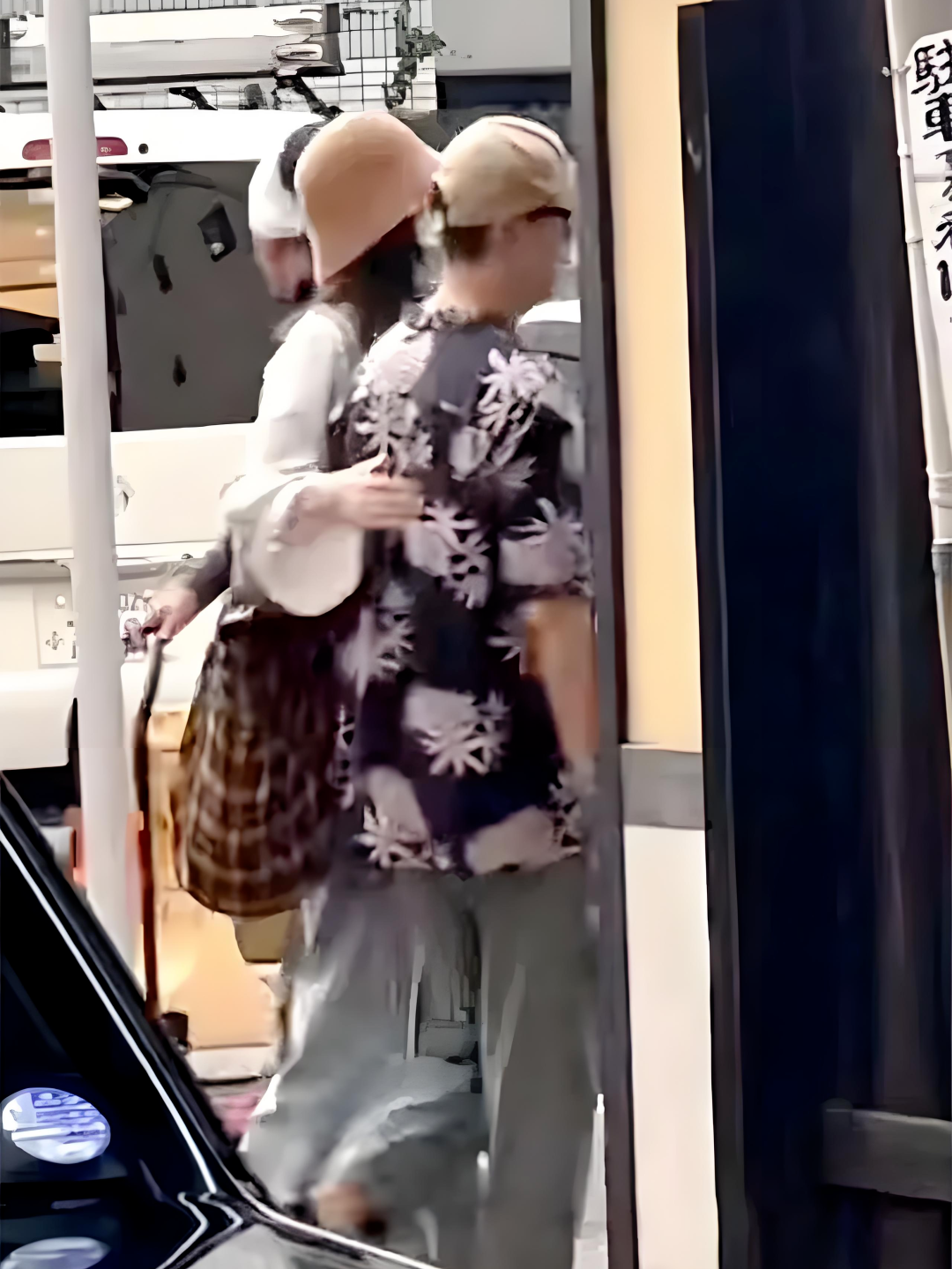 陈伟霆何穗日本街头甜蜜逛街,亲密互动引网友直呼好般配