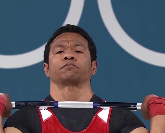 外国举重选手撞脸宋小宝,大家以为宋小宝去举重了,笑不活了