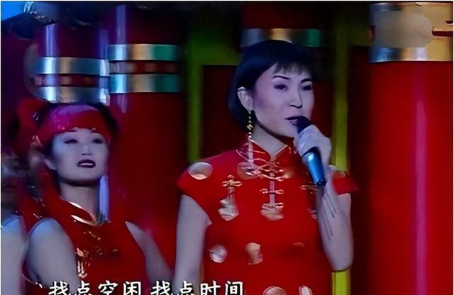 背叛丈夫跟医生相好,转移丈夫12 亿,靠一首歌在春晚爆红的她真狠