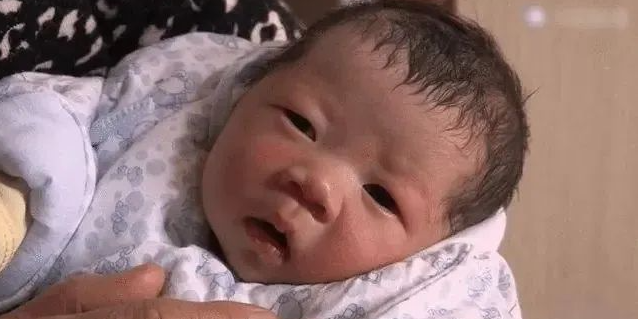 脑瘫女孩嫁给帅气老公，生下2个孩子，被老公宠成公主，逆袭成为人生赢家