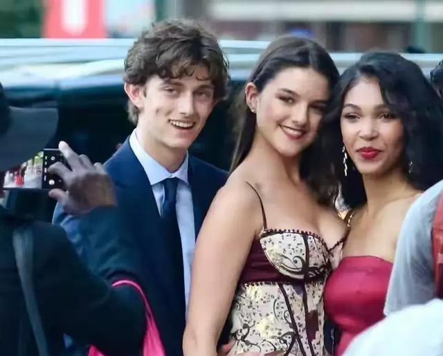 阿汤哥18岁女儿恋爱了！小情侣共赴毕业舞会，少年一头卷发好文艺