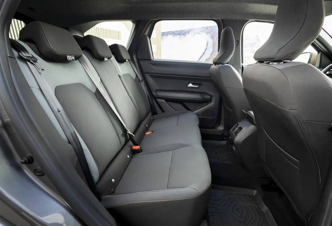 达契亚全新SUV官图，外观很硬朗，能烧油能烧气，还带48V电机