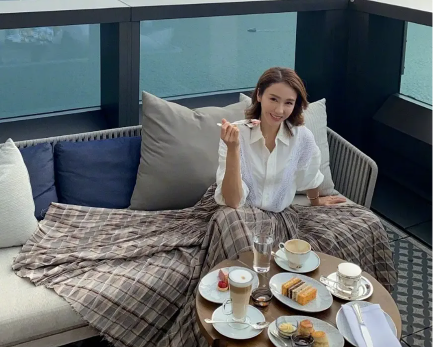 嫁百亿富豪被独宠30年,丈夫睡梦中去世后,港星吴婉芳怎么样了?