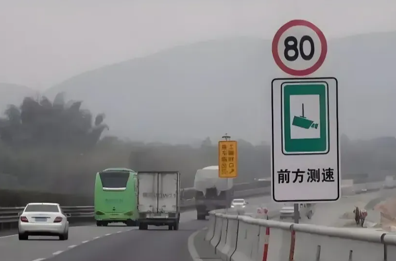 高速区间测速原来这样就能躲避，车主：早知道就好