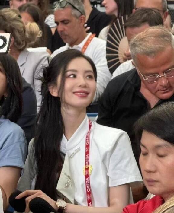 刘诗诗超绝腰臀比，皮带勒腰显身材，气质十足，突然好羡慕吴奇隆