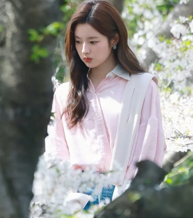 《爱你》爱奇艺即将播出！张凌赫领衔主演，医生造型帅出新高度，氛围感超甜~