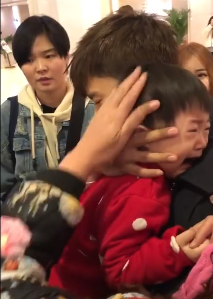 张杰要求对方道歉！演唱现场撞倒小朋友，张杰：年龄不是犯错的理由