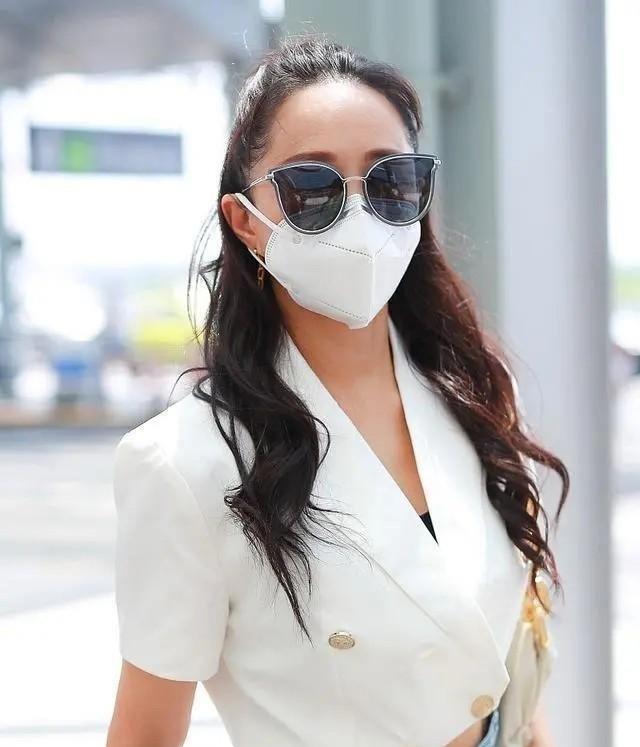 伊能静秦昊走机场，短西装配牛仔裤打扮洋气，比小10岁老公还显嫩