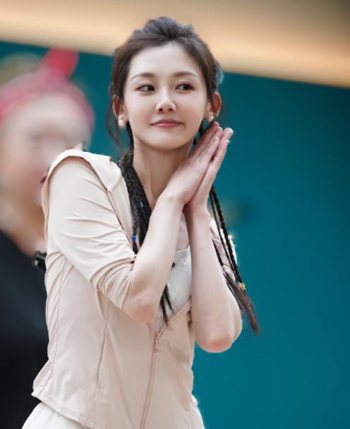 王中磊苗苗三年添三子，产后即怀四，郑恺婚礼未办！