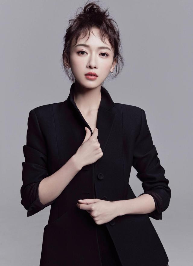 吴谨言惊艳晒孕肚正面照,全网好评如潮,实力碾压 “劈叉前辈”