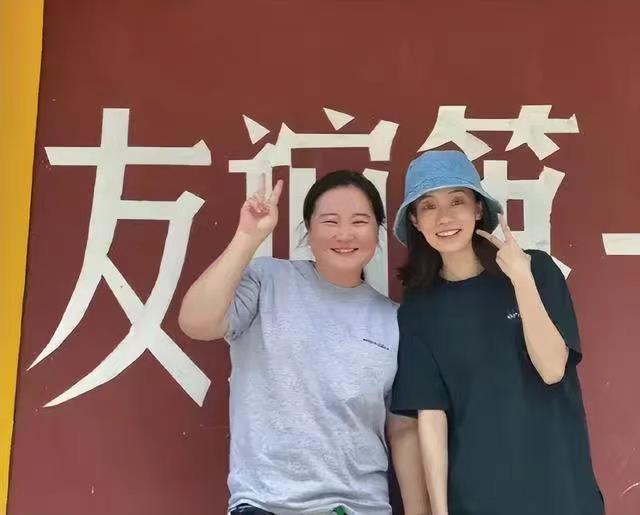 贾玲成功瘦身100斤,全新形象曝光引热议,身材明显纤细肌肉线条凸显