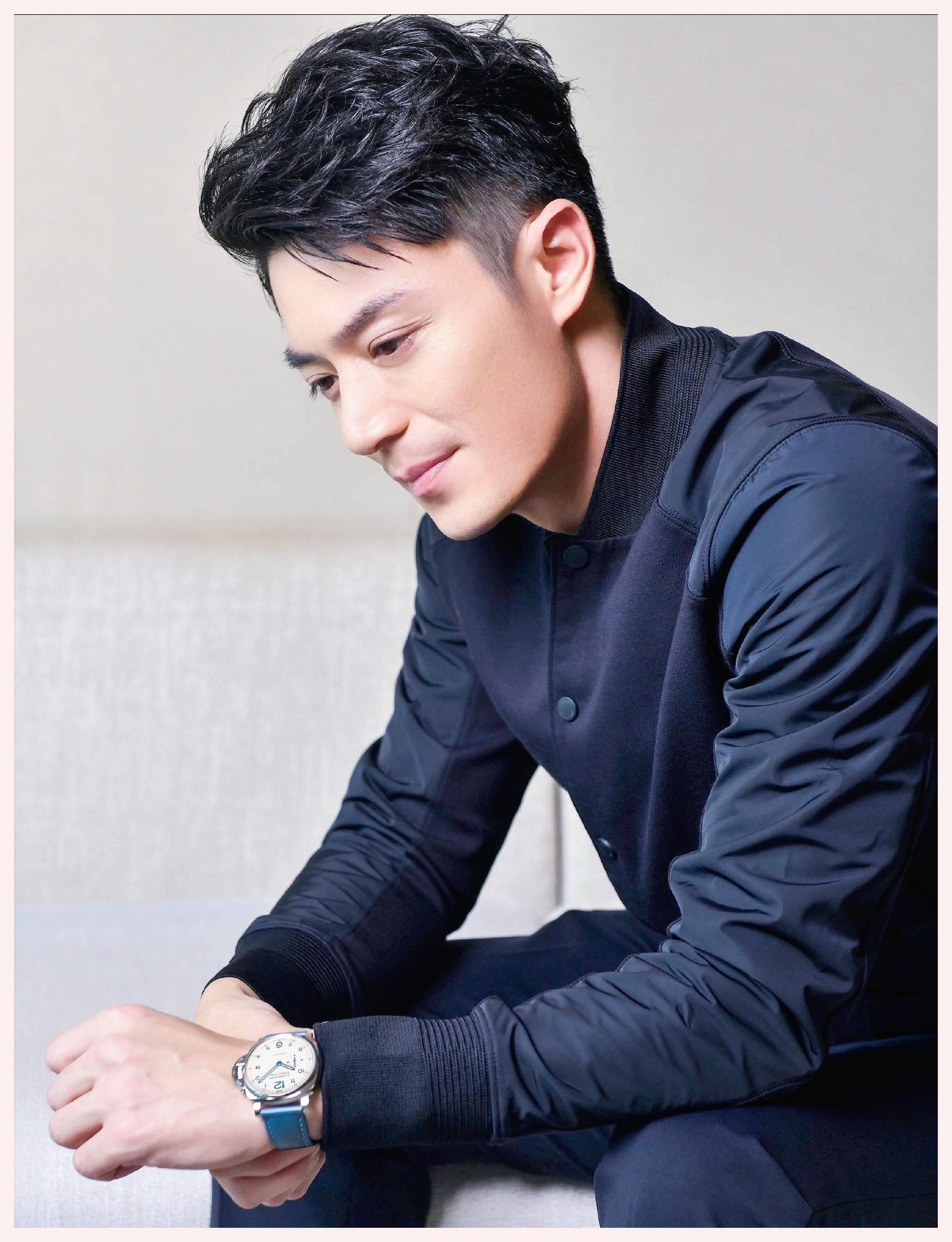 论白月光的魅力有多强,霍建华一出场,横扫彭冠英林更新一条街!