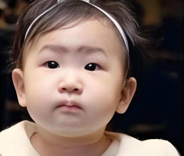 金喜善15岁女儿近照曝光，“最丑星二代”成美少女，网友集体道歉