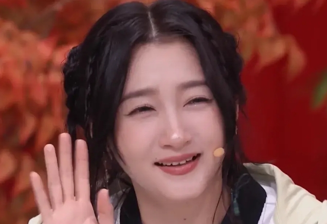 26岁关晓彤最新状态惹争议，发福脸肿惨被质疑怀孕，年龄感尽显