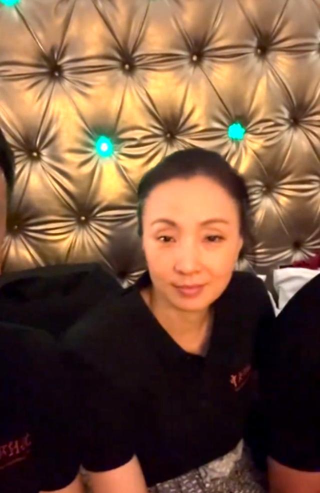 段奕宏参加中戏94班30周年聚会,新发型超抢镜,还和陶虹坐在一起