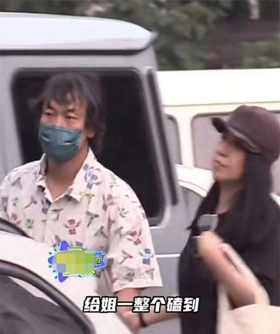 影帝廖凡与妻子现街头,开百万豪车出行,手提名酒掏挎包略显猥琐