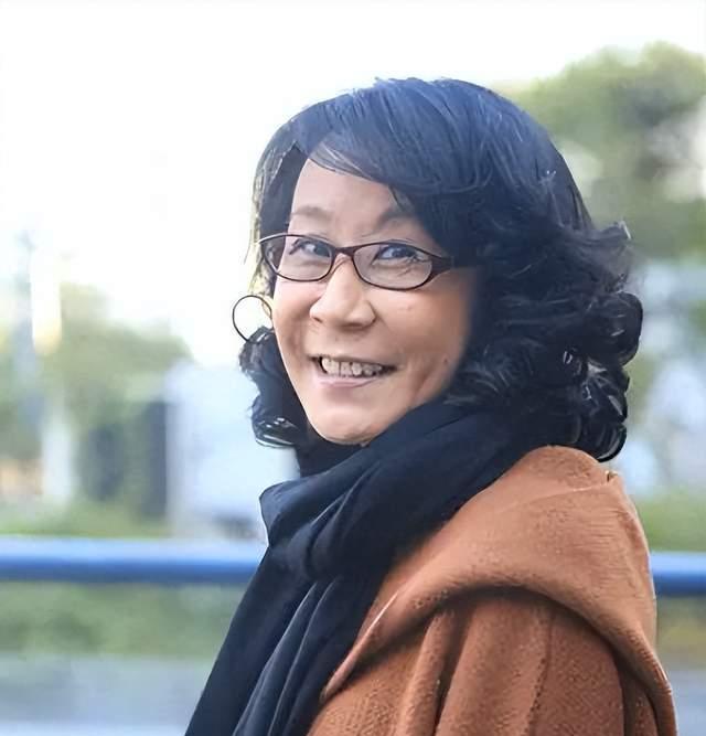 年轻时移居国外，晚年却回国“捞金”，这4位明星看看都有谁？