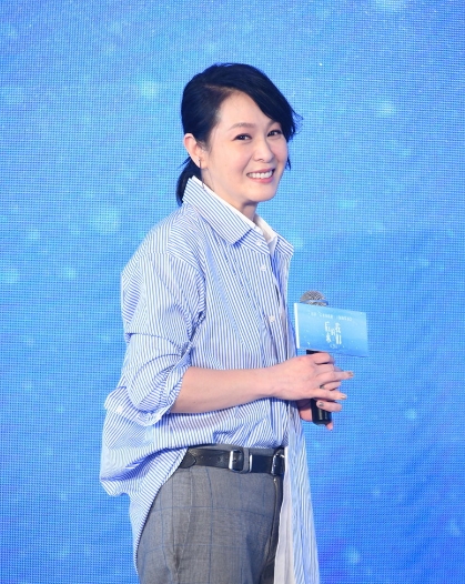 54岁刘若英素颜示人逛菜市场，工作半夜一早陪娃，坦言职业妇女累到想骂人