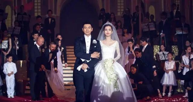 杨颖18岁在日本照片曝光,大口啃雪糕毫无形象,是否医美一看便知