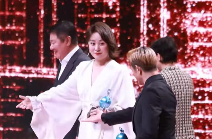 郭富城与马丽同台，郭天王看着好矮不到165厘米，身材却是真的好