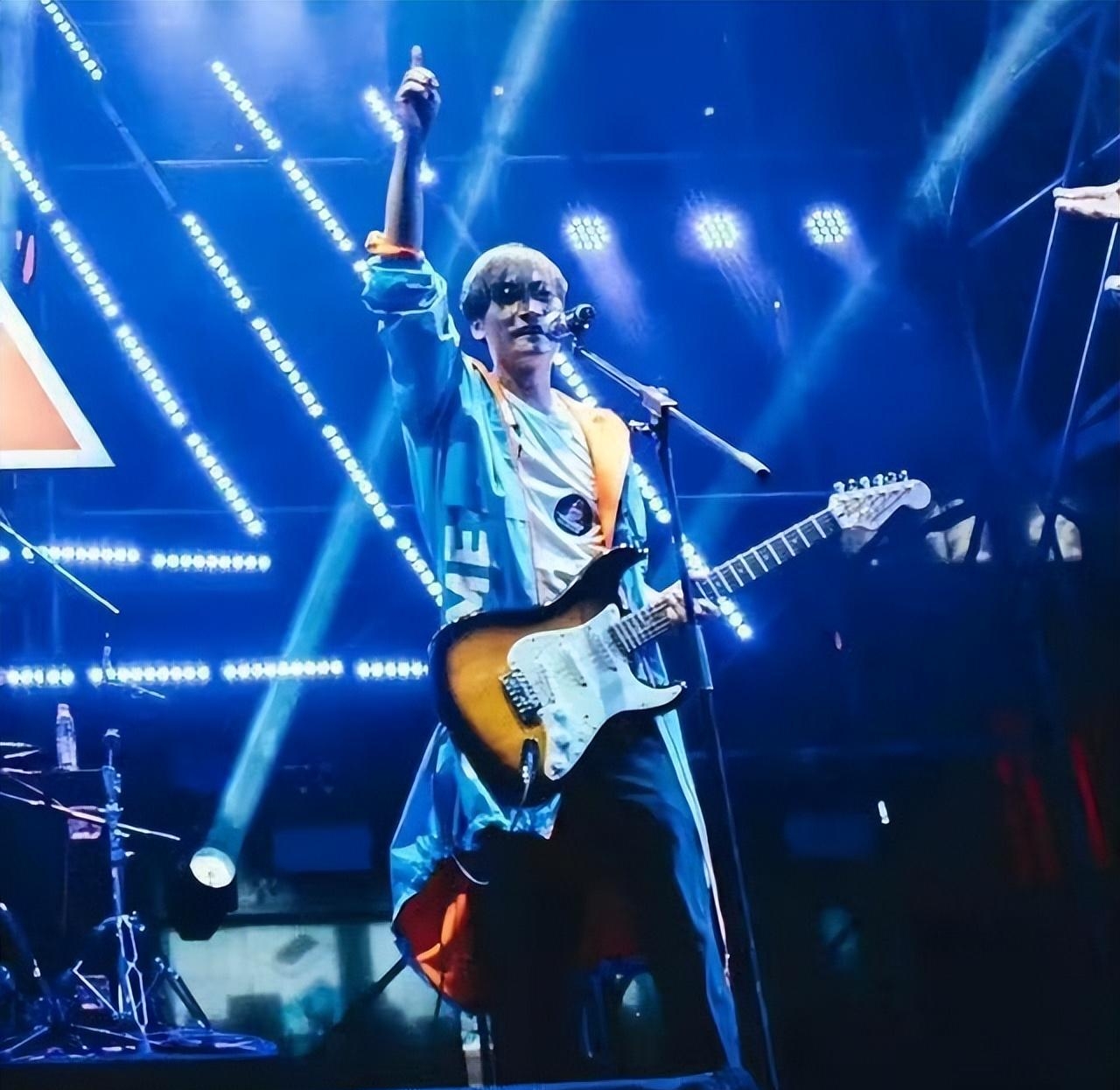 奔跑吧兄弟|33岁歌手醉酒溺亡！离婚后独自带娃送外卖，曾搭档陈赫登台春晚